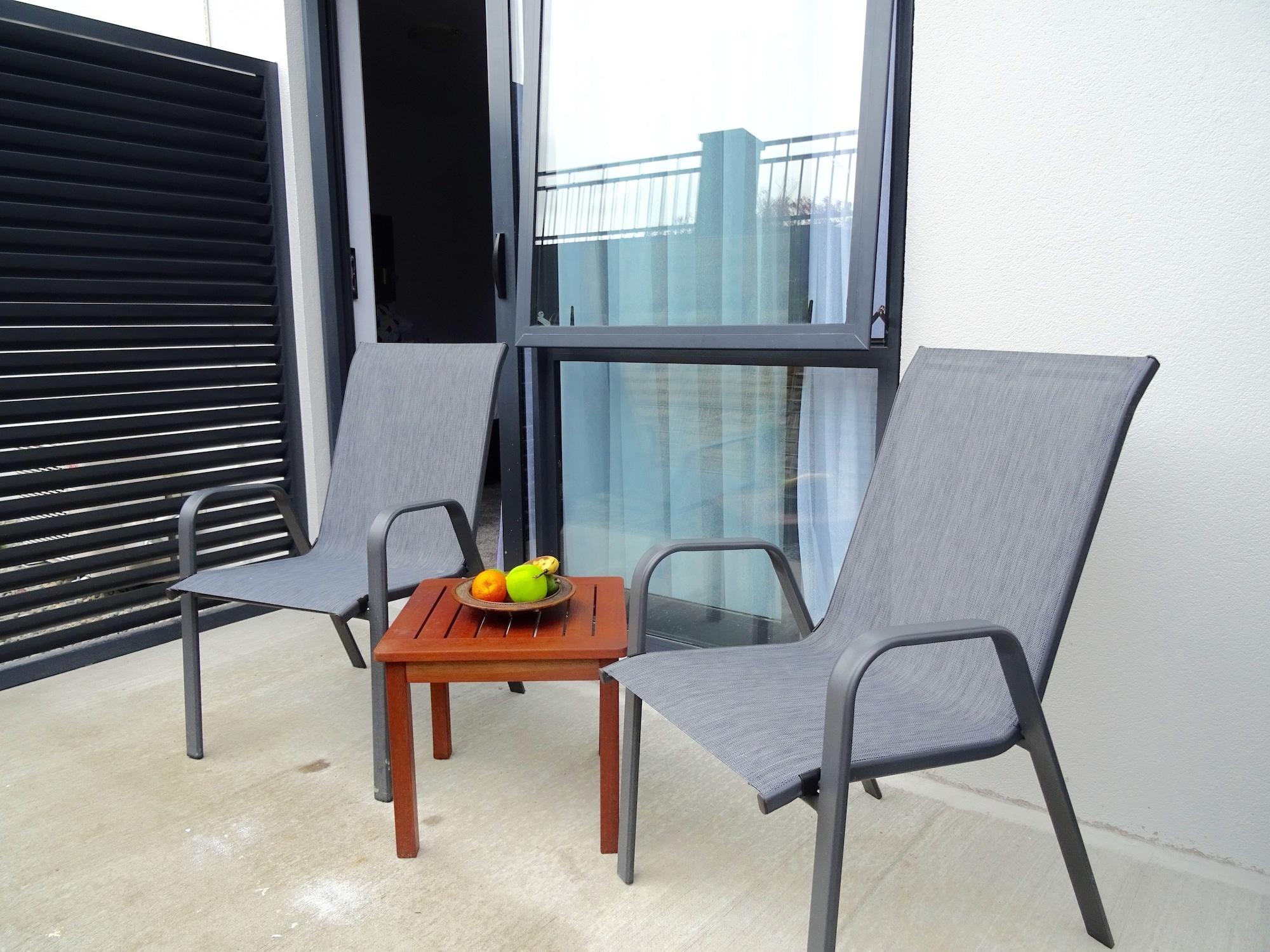Bks Premier Motel هاملتون المظهر الخارجي الصورة A balcony with a table and two chairs