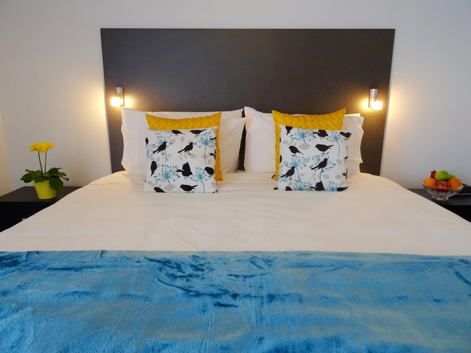 Bks Premier Motel هاملتون المظهر الخارجي الصورة A bed with a blue duvet