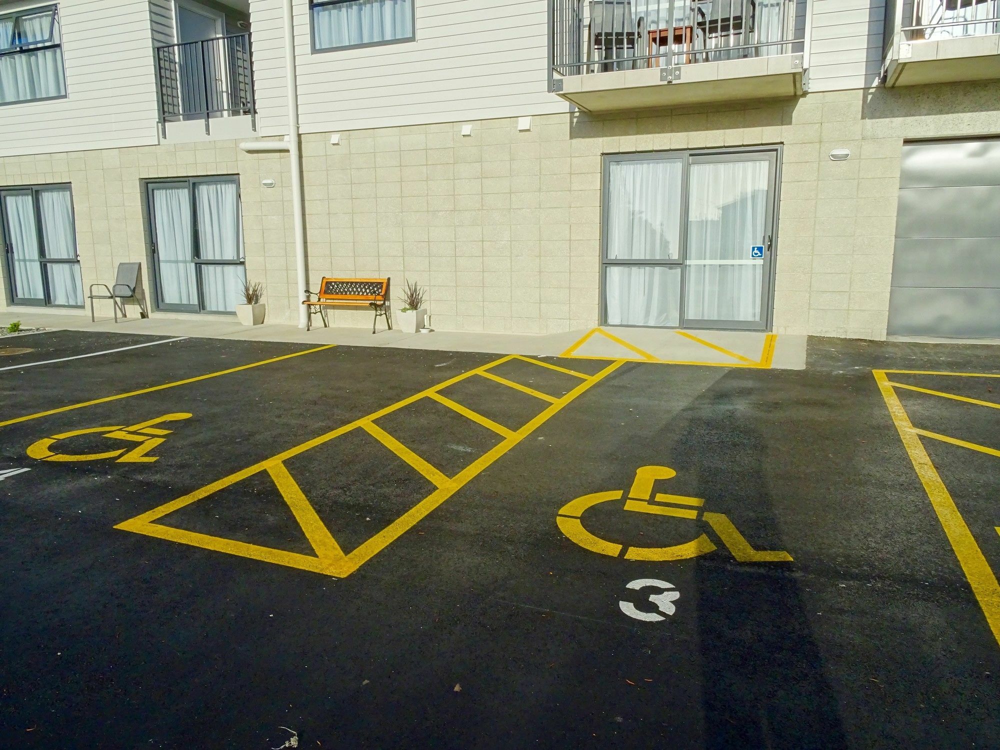 Bks Premier Motel هاملتون المظهر الخارجي الصورة Disabled parking space